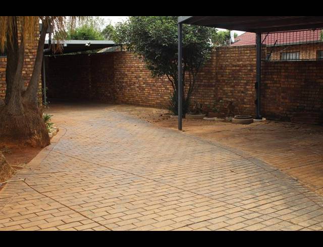 5 BEDROOM HOUSE FOR SALE IN PIERRE VAN RYNEVELD